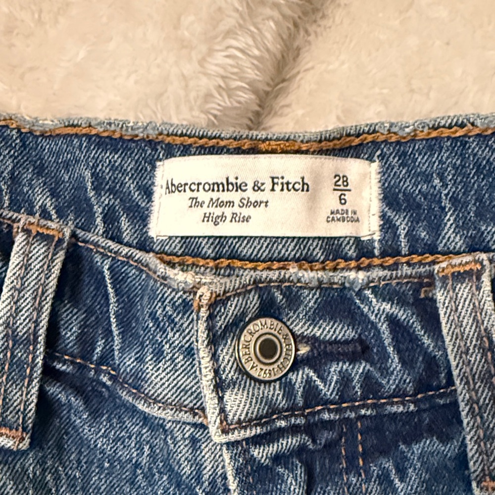 Abercrombie & Fitch the Rise Mom Short High Rise - Picture 2 of 5